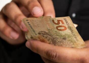 Viajar, quitar dívidas ou ter uma reserva de emergência: o que fazer com o que sobrou do salário?
