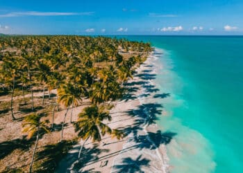 Home office na praia? Veja as 5 cidades litorâneas com melhor custo de vida!