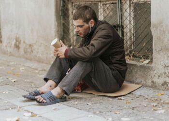 Morador de rua ganha bolada na loteria, mas quase não pega o prêmio por erro bobo