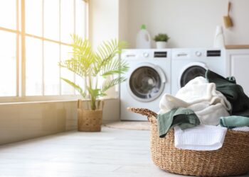 De olho na conta: 5 dicas para quem quer economizar na hora de lavar as roupas